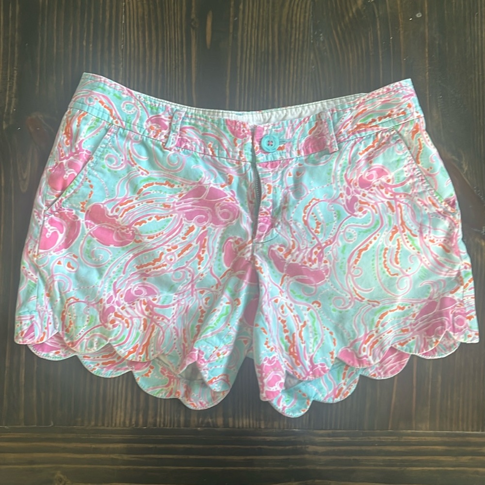 Lilly Pulitzer scalloped buttercup short size 4  in Jellies be Jammin print